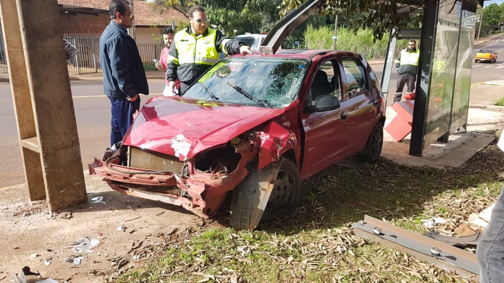 Carro colide e derruba estrutura de ponto de ônibus no Brasília