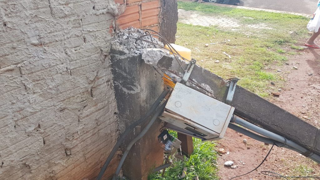 Caminhão da Prefeitura derruba padrão e deixa casa sem energia elétrica, relata moradora