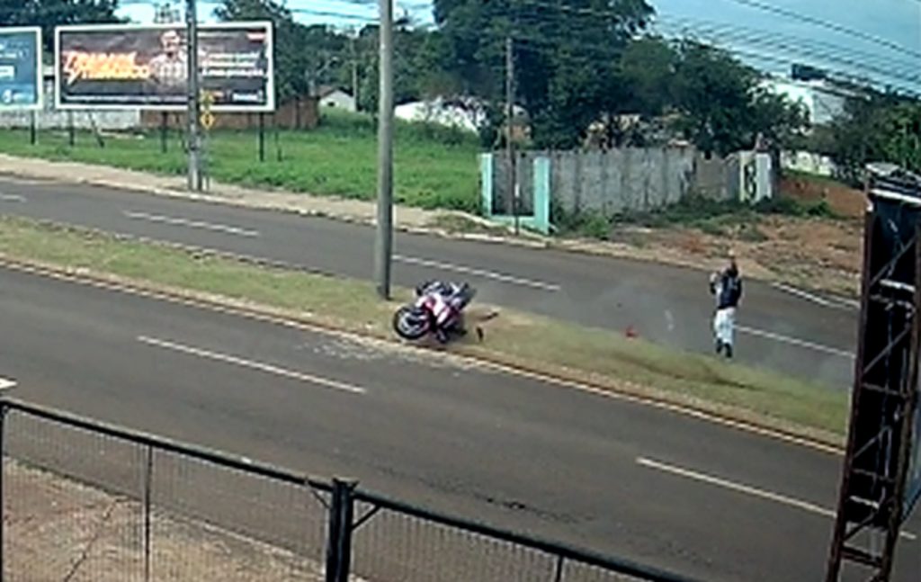 Impressionante: câmeras flagram queda de motociclista que ficou gravemente ferido