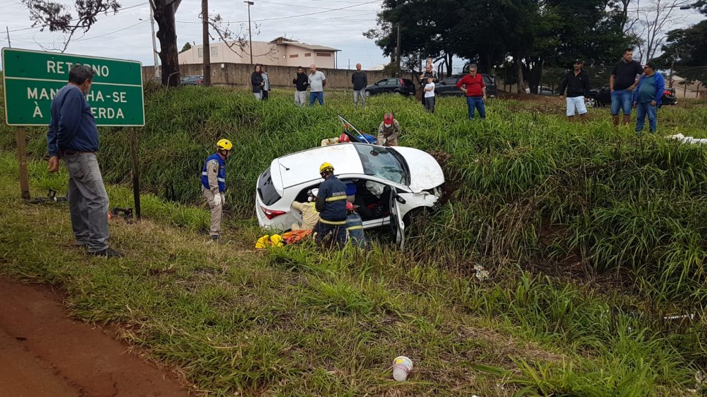HB20 bate contra barranco na PRc-467 e mulher precisa ser socorrida pelo Corpo de Bombeiros