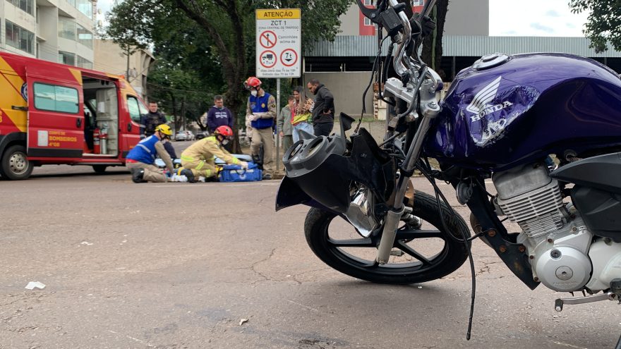 Motociclista tem duas fraturas no braço após se envolver em grave acidente de trânsito no Centro