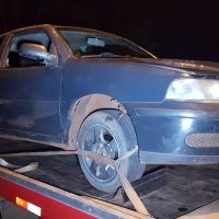 Imagem referente a Veículo Gol, encontrado no Riviera é levado para a delegacia de Polícia Civil