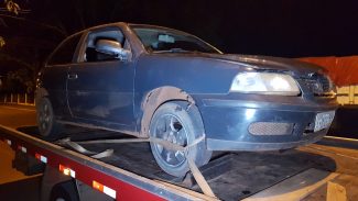 Veículo Gol, encontrado no Riviera é levado para a delegacia de Polícia Civil