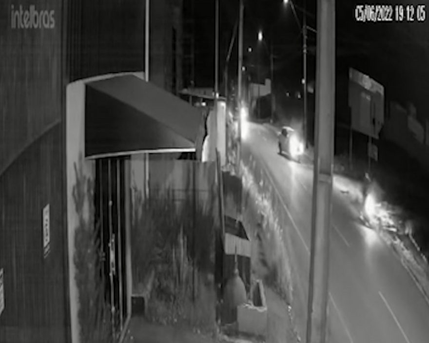 Câmera flagra batida entre carro e moto na Rua Rio da Paz