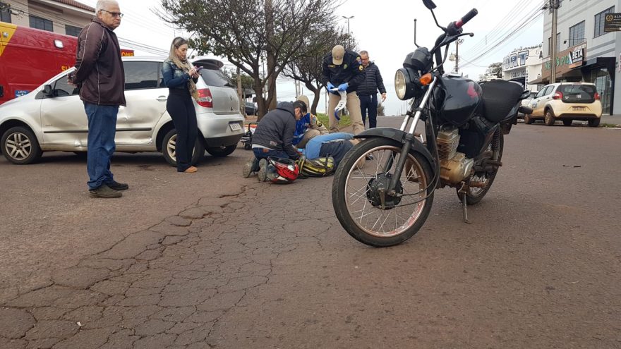 Motociclista fica ferido após bater com carro na Avenida Rocha Pombo