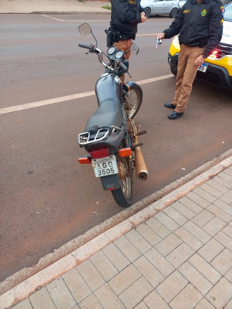 PM recupera moto e detém dois com arma de fogo no Santa Cruz