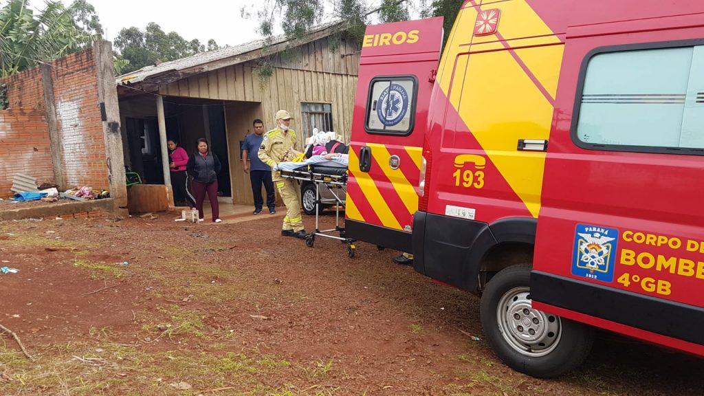 Mulher de 35 anos é socorrida após sofrer queda no Bairro Santa Felicidade
