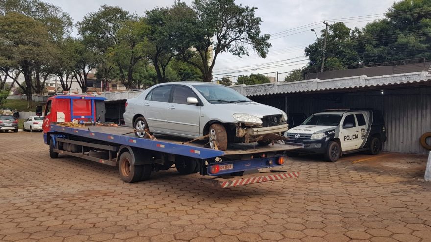 Corolla é recuperado pela PRE abandonado ao se envolver em acidente