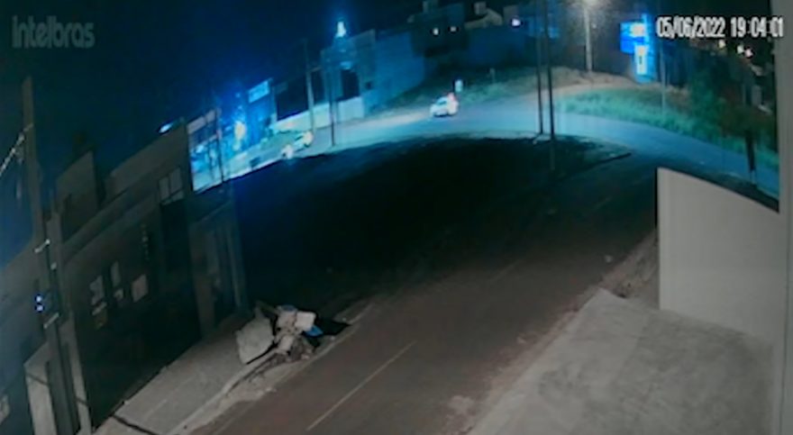 Nova imagem mostra colisão frontal entre moto e carro na Rua Rio da Paz
