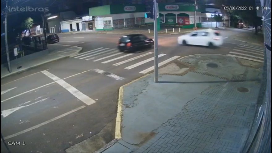 Vídeo mostra forte colisão entre carros no cruzamento das Ruas Paraná e Salgado Filho