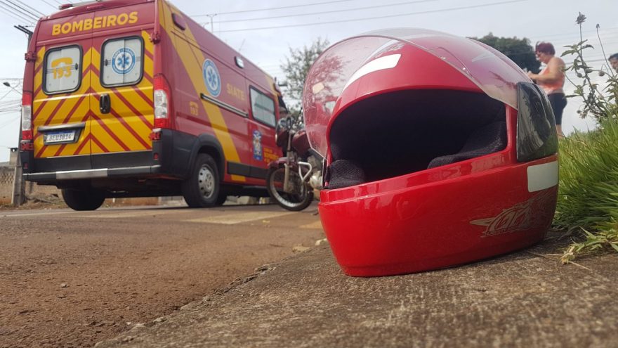 Colisão entre motocicletas deixa três pessoas feridas; homem teve três dedos amputados