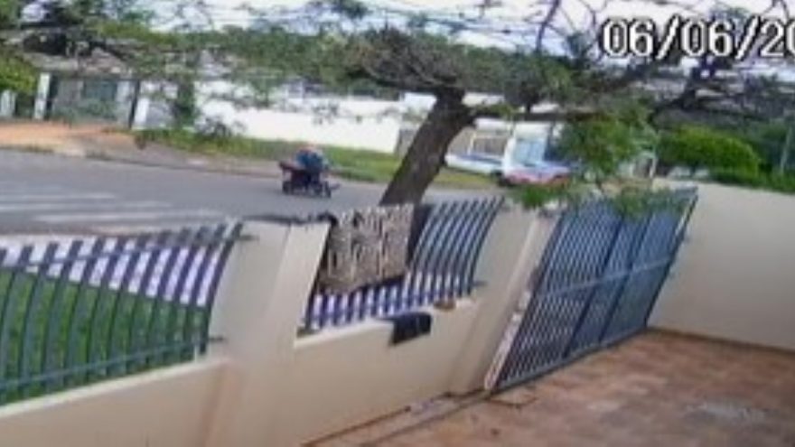 Vídeo mostra momento exato em que forte colisão entre motocicletas deixa três feridos