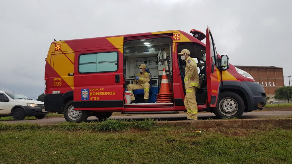 Colisão de trânsito entre carro e moto deixa homem ferido no Bairro Nova Cidade