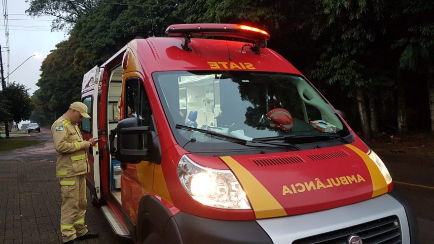Após pneu de bicicleta furar, jovem perde o controle, cai e fica ferido