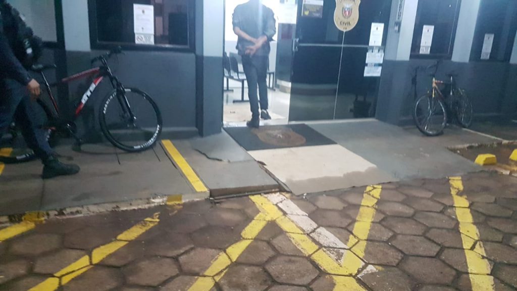 Bicicleta furtada e possível receptador são encaminhados até a delegacia