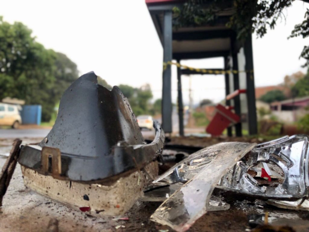 Ponto de ônibus alvo de colisão no fim de semana continua com vestígios no local