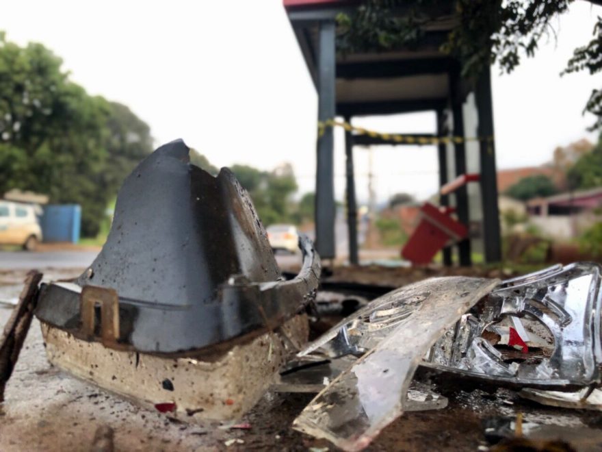 Ponto de ônibus alvo de colisão no fim de semana continua com vestígios no local
