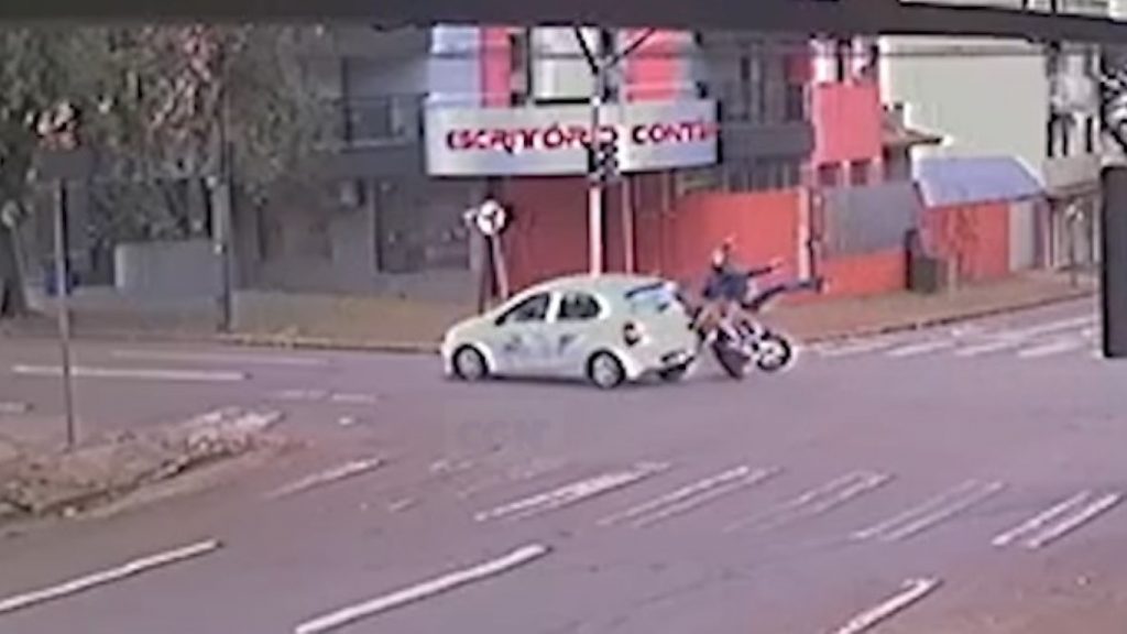 Câmera registrou momento de grave acidente no Centro; motociclista sofreu duas fraturas
