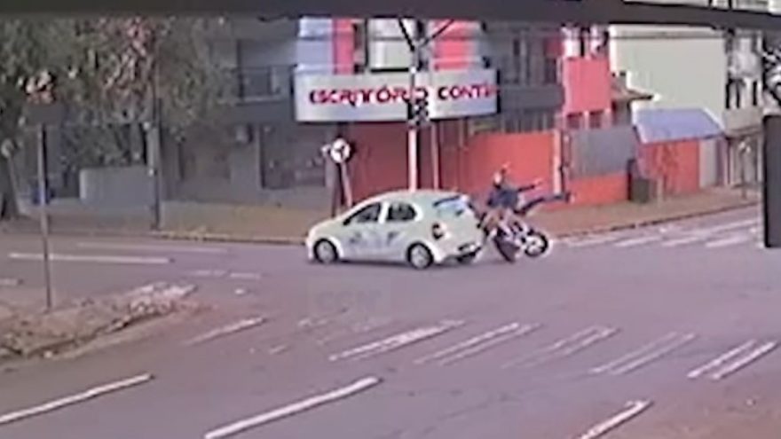 Câmera registrou momento de grave acidente no Centro; motociclista sofreu duas fraturas