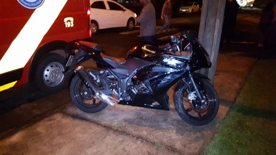 Acidente entre carro e moto é registrado na Rua México