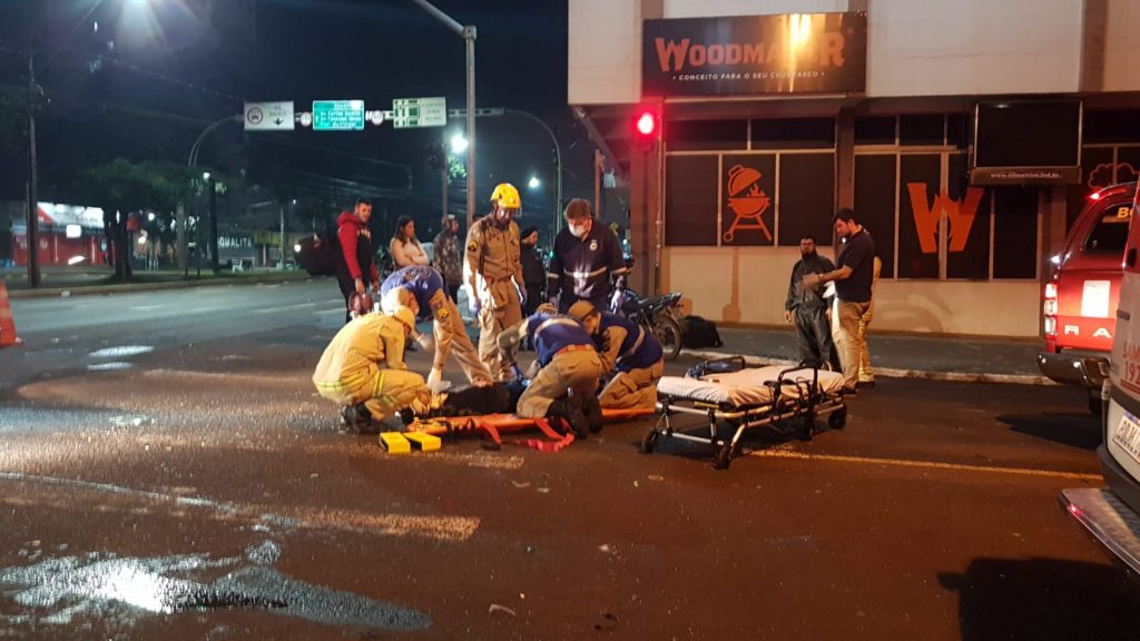 Peugeot e motocicleta se envolvem em colisão na Av. Brasil; motociclista fica gravemente ferido