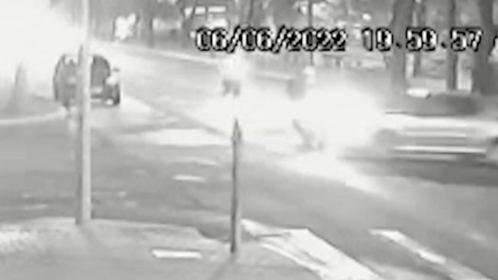 Veja imagens: Forte colisão entre moto e carro deixa motociclista gravemente ferido
