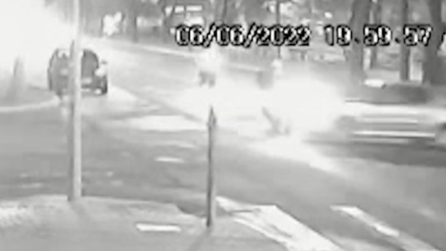 Veja imagens: Forte colisão entre moto e carro deixa motociclista gravemente ferido