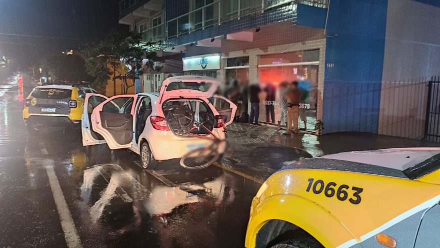 PM realiza abordagens em busca de bicicleta roubada no Bairro Neva
