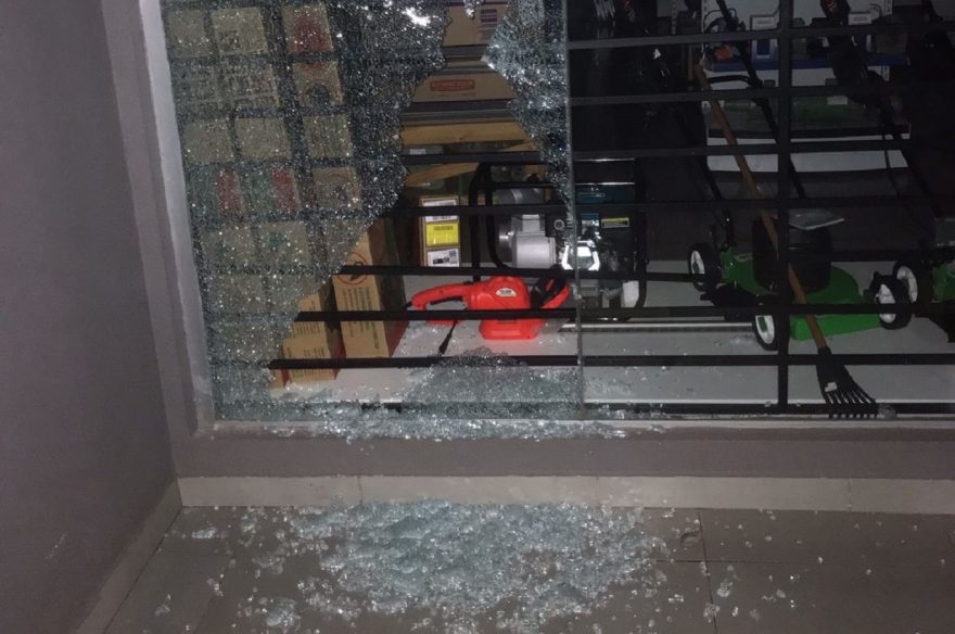 Loja tem vidraça estourada durante a madrugada