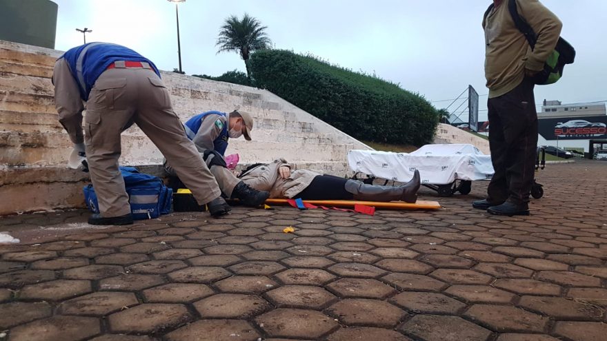 Mulher fica ferida ao cair de escadaria em frente à igreja do São Cristóvão