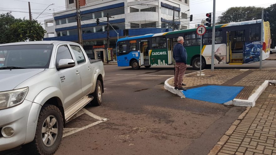 Hilux e ônibus colidem no Centro e idosa fica ferida