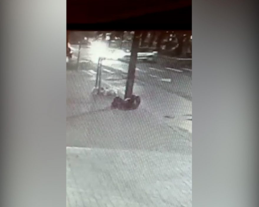 Nova imagem ressalta força de colisão entre carro e moto na Avenida Brasil