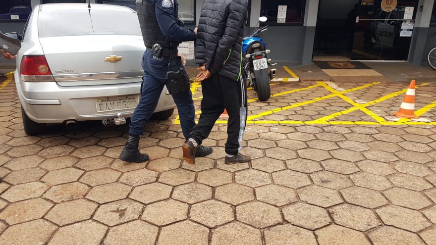 Homem acusado de roubo é detido por populares no Bairro Coqueiral