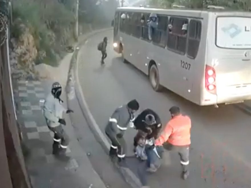 Ladrão apanha de trabalhadores que impedem assalto