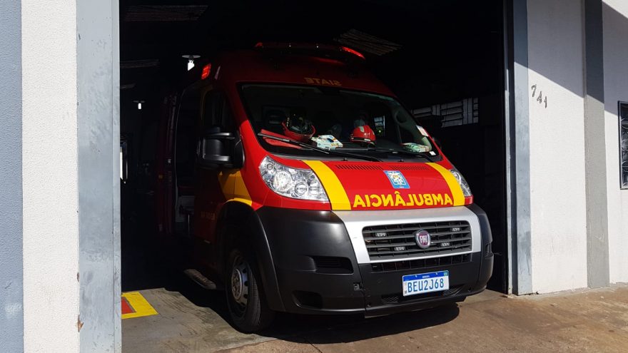 Idoso sofre queda em calçada e precisa ser socorrido pelo Corpo de Bombeiros