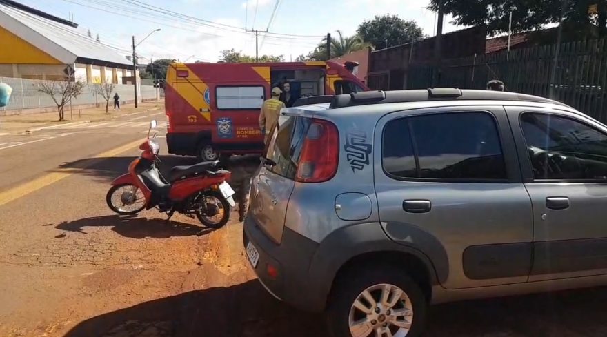 Jovem fica ferida em colisão entre carro e moto no Bairro São Cristóvão