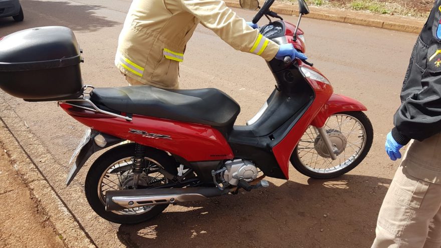 Ao desviar de cachorro, mulher sofre queda de moto e fica ferida