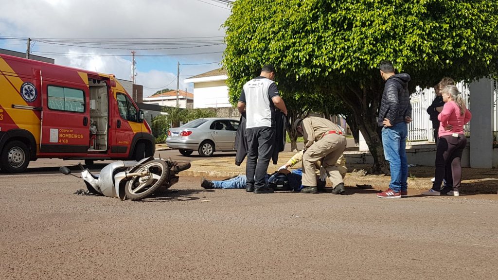 Forte colisão entre carro e moto deixa piloto ferido