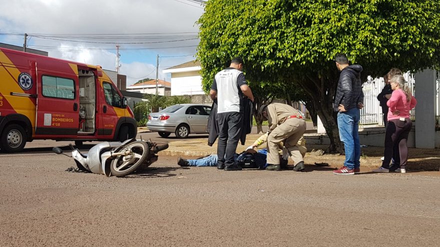 Forte colisão entre carro e moto deixa piloto ferido
