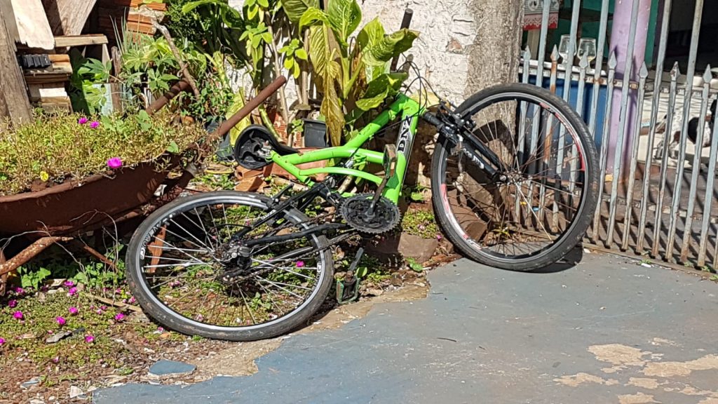 Após cair de bicicleta, adolescente sofre ferimentos na face