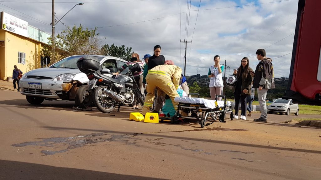 Veículo Ford Fiesta e Motocicleta colidem no Bairro Floresta