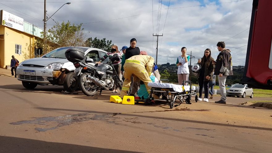Veículo Ford Fiesta e Motocicleta colidem no Bairro Floresta