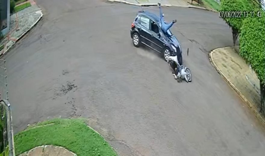 Vídeo mostra motociclista sendo jogado em para-brisas de carro durante colisão no Bairro Country