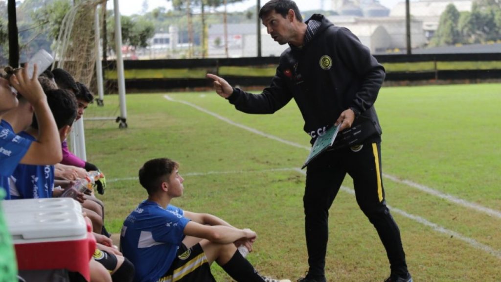 Técnico Fabio Rosa defini a equipe sub-15 do FC Cascavel como “Geração de Ouro”