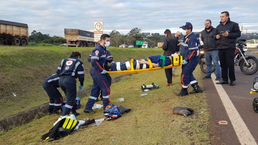 Jovem fica ferido em colisão que envolveu motocicleta e caminhão na BR-277