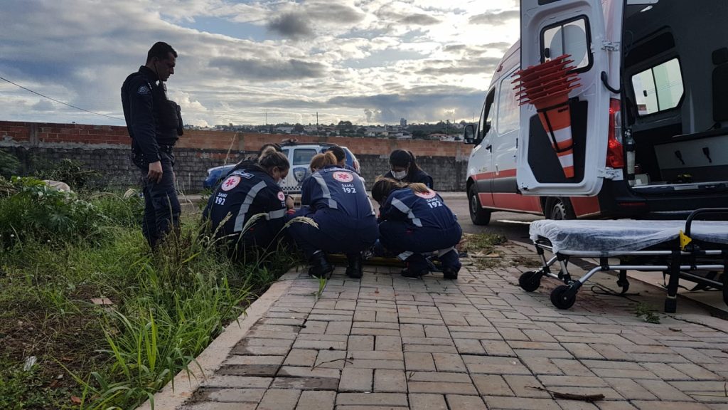 Adolescente de 17 anos entra em surto por uso de drogas no Bairro Universitário