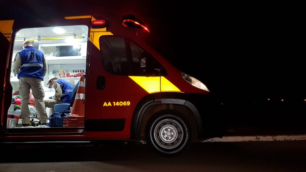 Adolescente cai na rua e sofre suspeita de fratura