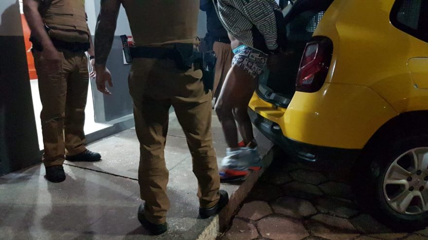 Indivíduo detido após denúncias de agressão e resistir aos policiais chega na delegacia com calças abaixadas
