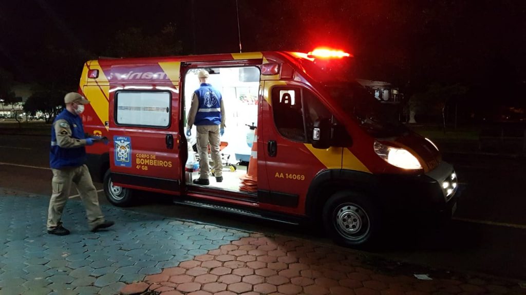 Homem cai em buraco na Av. Tancredo Neves, sofre queda e fica ferido