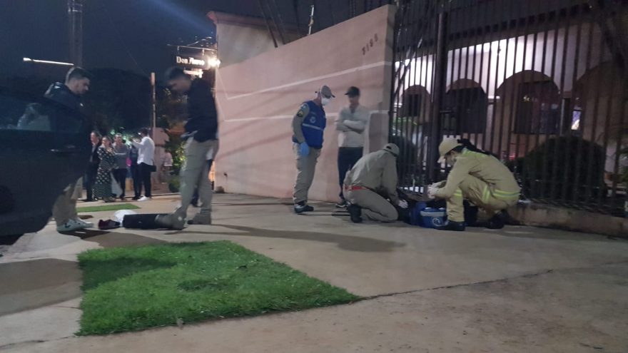 Motociclista sofre suspeita de fratura após colisão no Centro